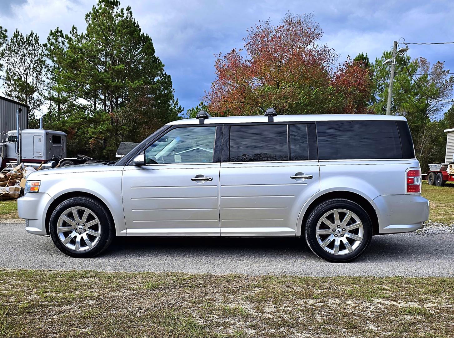 2012 Silver Ford Flex Limited FWD (2FMGK5DC3CB) with an 3.5L V6 DOHC 24V engine, 6-Speed Automatic Overdrive transmission, located at 18001 Kellogg Rd, Saucier, MS, 39574, (228) 832-1441, 139.421463, -76.641457 - Photo#3